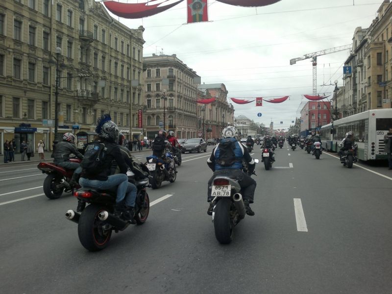 Мотоциклисты и байкеры на улицах города